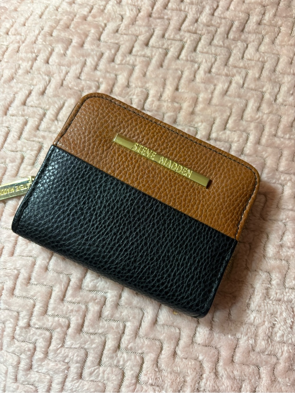 Steve Madden Two-Tone Pebble Leather Card Holder in Brown and Black
